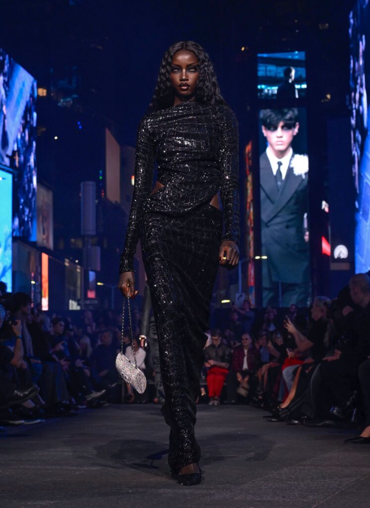 【GUCCI】美品✨ブラックキャミソール✨スワロスキーチャーム付き✨イタリー製 For Gucci Cruise 2027: Demna's Times Square Spectacle